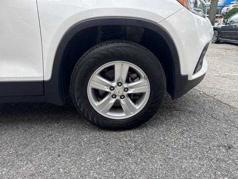 Used 2022 Chevrolet Trax LT w/ LT Convenience Package AWD/4WD image 2