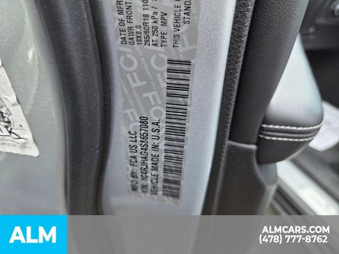 Used 2025 Jeep Grand Cherokee Altitude AWD/4WD image 18