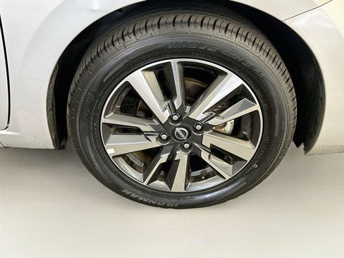 Used 2024 Nissan Versa SV FWD image 11