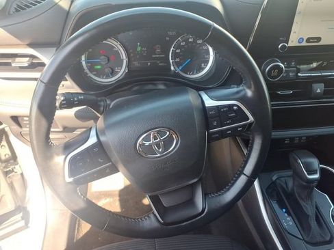 Used 2023 Toyota Highlander LE AWD/4WD image 5