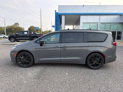 Used 2025 Chrysler Pacifica Limited FWD image 8