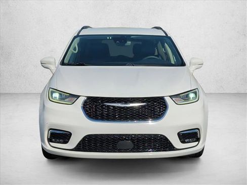 Used 2022 Chrysler Pacifica Touring-L FWD image 2