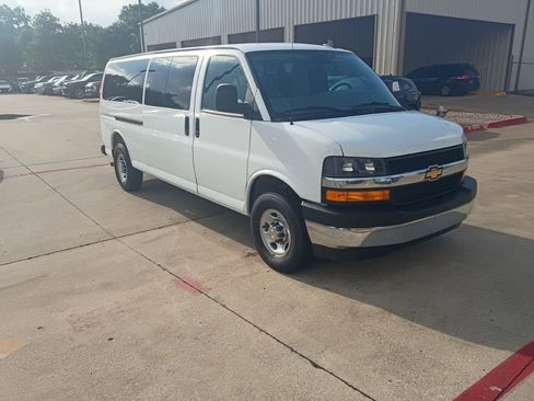 Used 2025 Chevrolet Express 3500 LT w/ LT Preferred Equipment Group RWD image 6