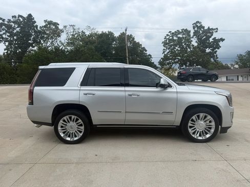 Used 2016 Cadillac Escalade Platinum AWD/4WD image 2
