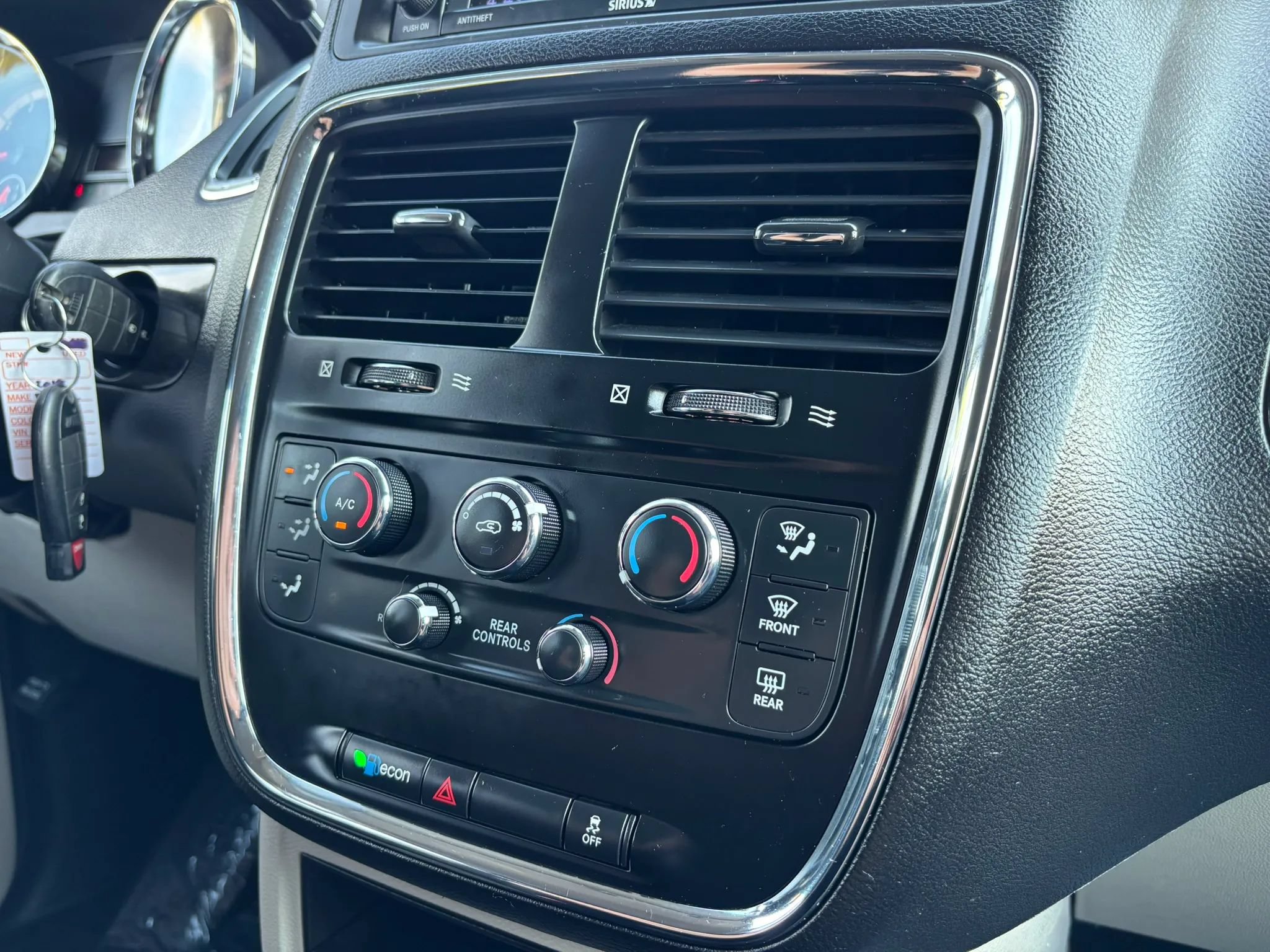 Used 2019 Dodge Grand Caravan SE w/ UConnect Hands-Free Group FWD image 32