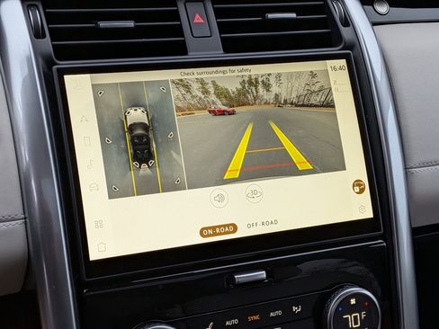 Used 2024 Land Rover Discovery S image 22