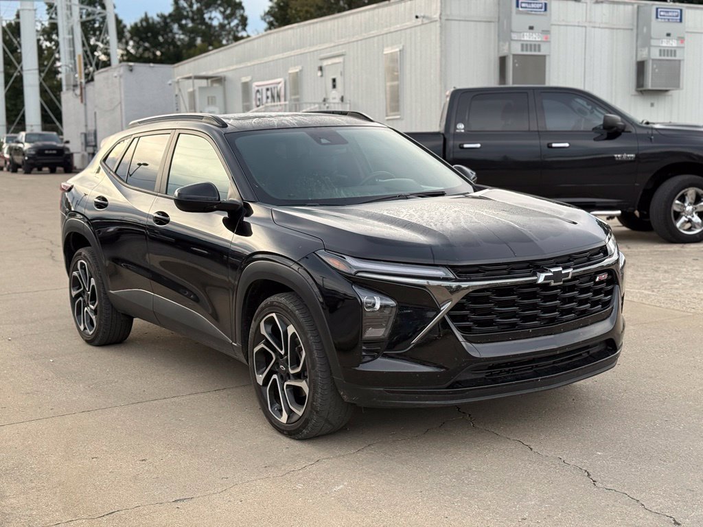 Used 2025 Chevrolet Trax RS w/ Sunroof Package FWD image 4