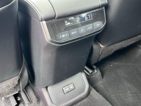 Used 2022 Toyota Highlander XLE AWD/4WD image 12
