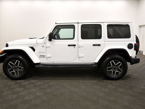 Used 2024 Jeep Wrangler Unlimited Sahara AWD/4WD image 4