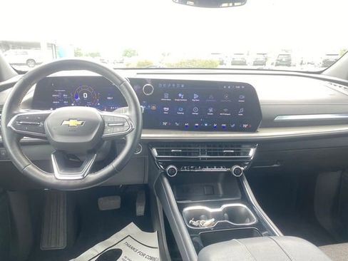 Used 2025 Chevrolet Traverse LT FWD image 15
