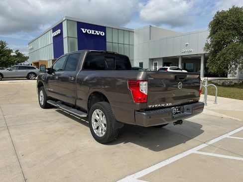 Used 2016 Nissan Titan SV image 4
