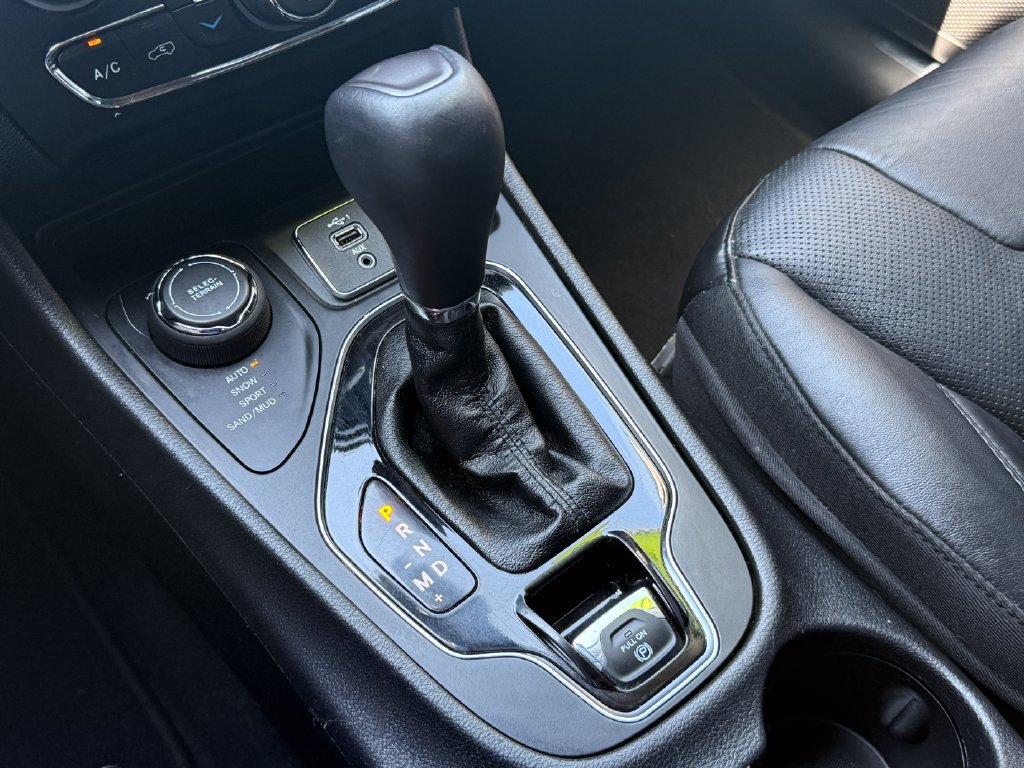 Used 2019 Jeep Cherokee Limited w/ Luxury Group AWD/4WD image 29