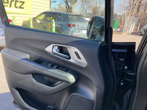 Used 2025 Chrysler Pacifica Limited image 18