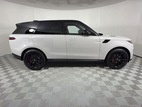 Used 2025 Land Rover Range Rover Sport SE image 6