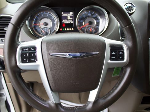 Used 2015 Chrysler Town & Country Touring image 16