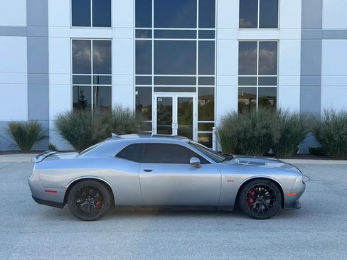 Used 2015 Dodge Challenger SRT RWD image 4