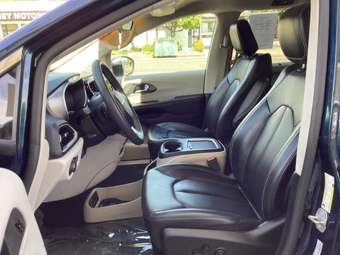 Used 2023 Chrysler Pacifica Touring-L FWD image 10