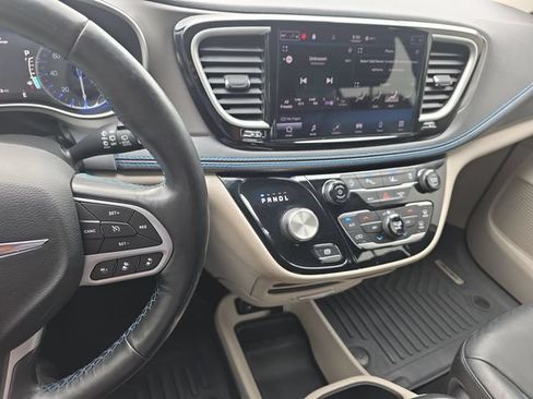 Used 2021 Chrysler Pacifica Touring-L FWD image 26