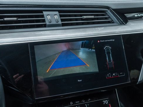 Used 2024 Audi Q8 e-tron Premium image 17