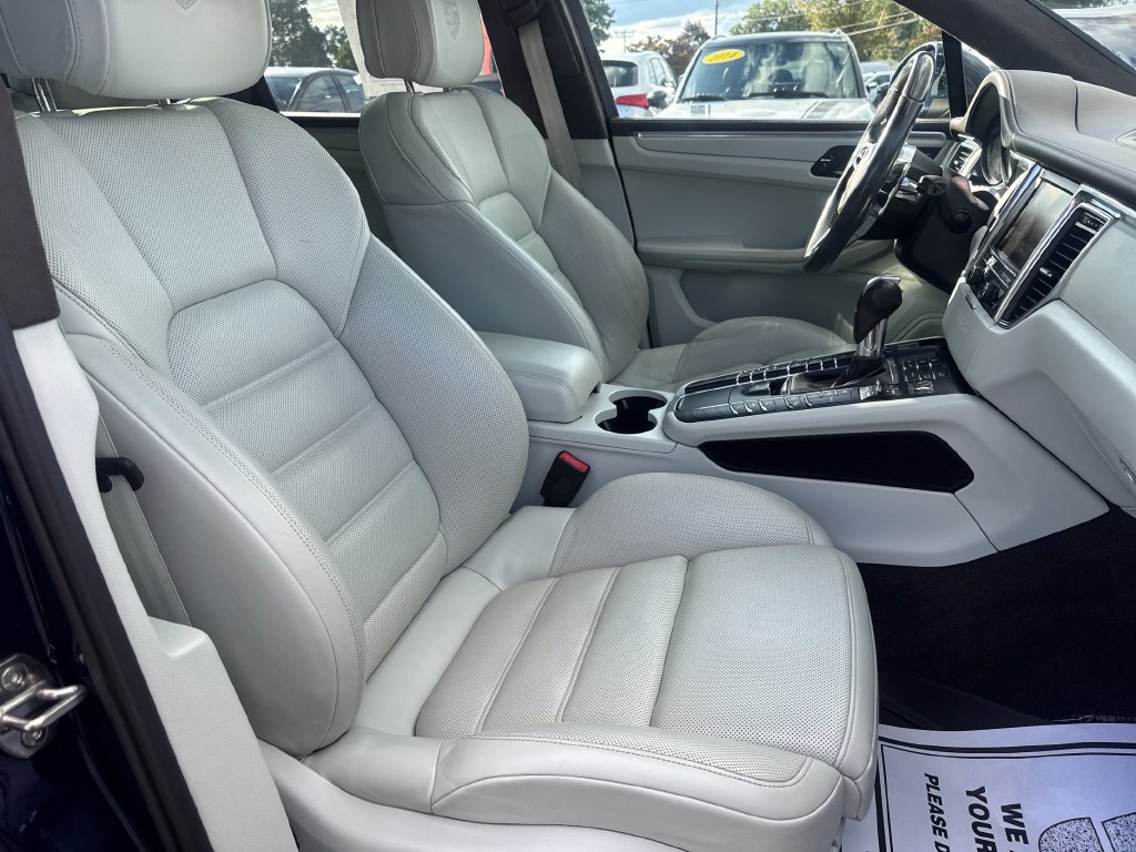 Used 2016 Porsche Macan Turbo AWD/4WD image 36