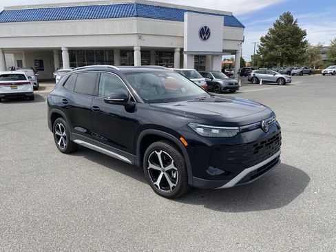 Used 2025 Volkswagen Tiguan SE w/ Panoramic Sunroof Package image 37