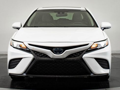 Used 2018 Toyota Camry SE image 2