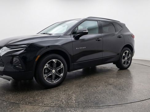 Used 2025 Chevrolet Blazer LT image 3