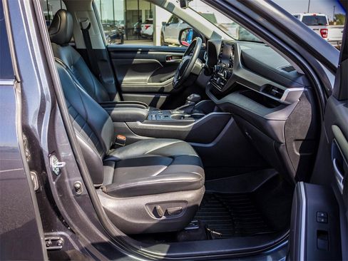 Used 2020 Toyota Highlander XLE image 15