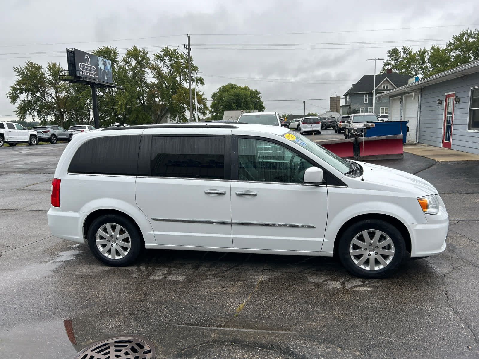 Used 2015 Chrysler Town & Country Touring w/ Driver Convenience Group FWD image 2
