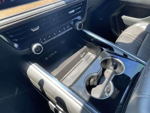 Used 2025 Chevrolet Tahoe High Country image 40