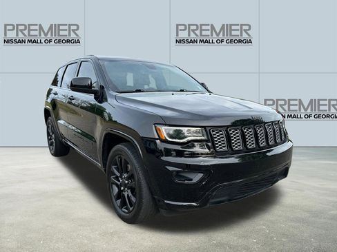 Used 2022 Jeep Grand Cherokee Laredo X RWD image 3