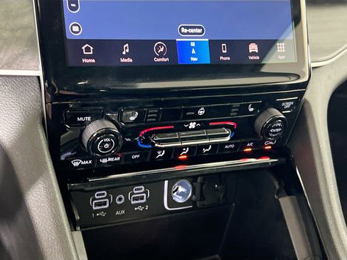 Used 2023 Jeep Grand Cherokee Limited image 16