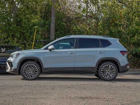 New 2026 Volkswagen Taos SE image 4