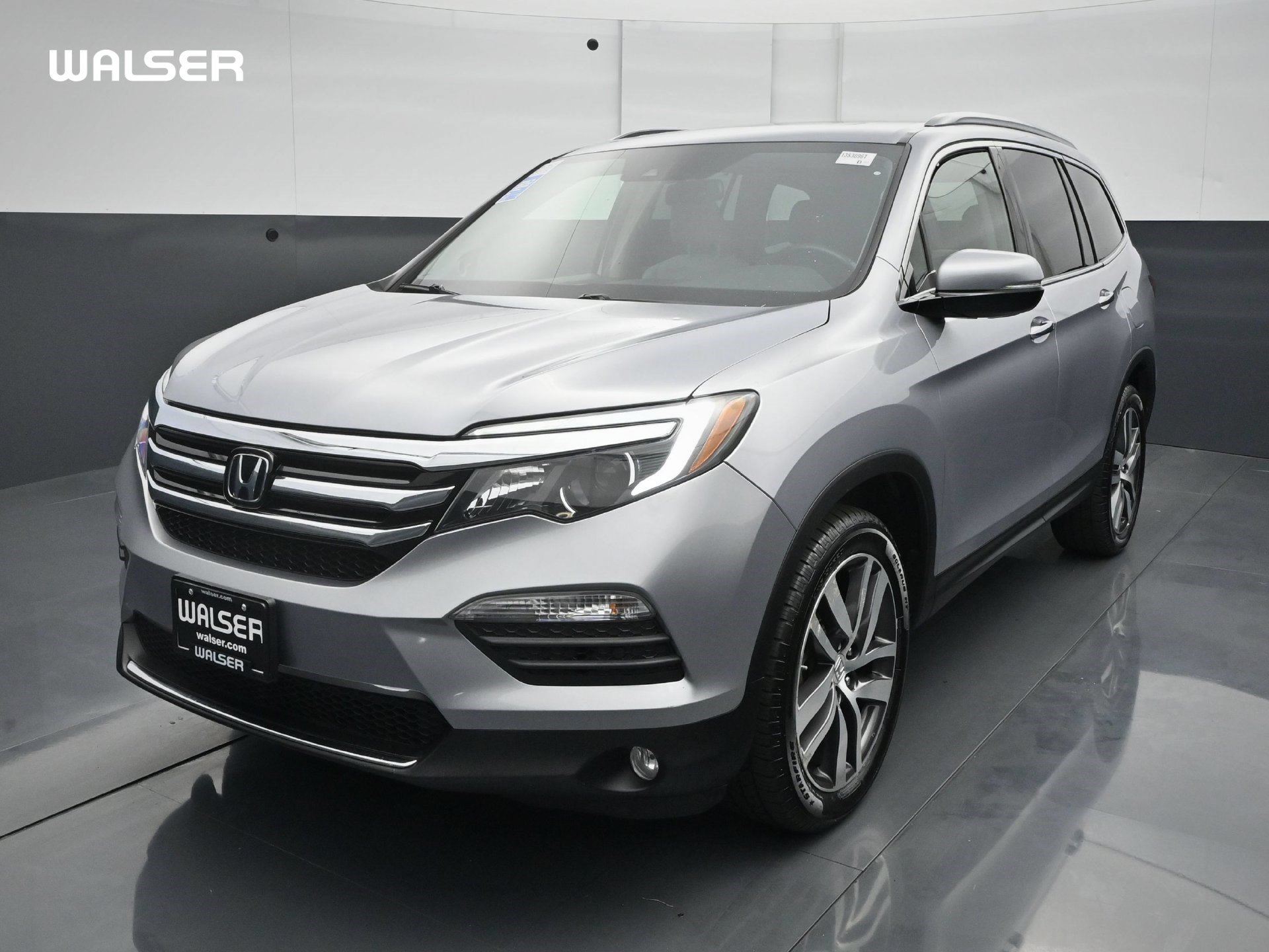 Used 2017 Honda Pilot Touring image 1