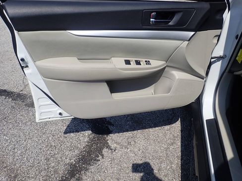 Used 2011 Subaru Outback 2.5i Premium w/ All-Weather Pkg AWD/4WD image 11
