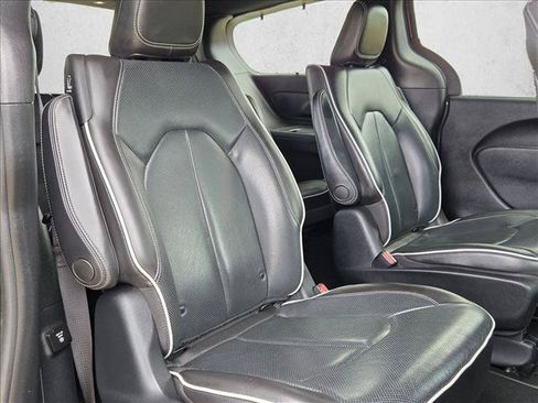 Used 2021 Chrysler Pacifica Limited w/ Uconnect Theater Family Group FWD image 24