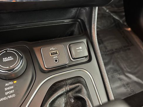 Used 2020 Jeep Cherokee Latitude Plus image 22