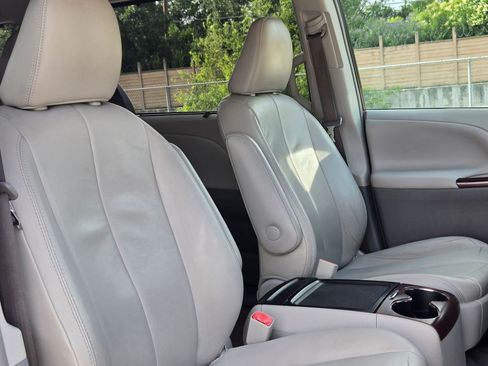 Used 2013 Toyota Sienna XLE w/ Entertainment Pkg FWD image 29