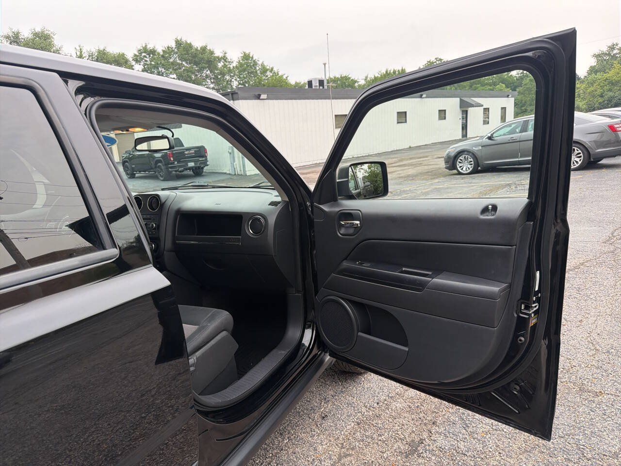 Used 2014 Jeep Patriot Latitude AWD/4WD image 28
