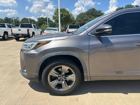 Used 2019 Toyota Highlander Limited Platinum FWD image 2