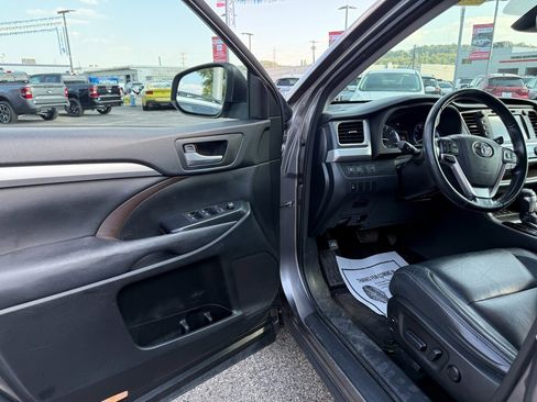 Used 2017 Toyota Highlander XLE image 13