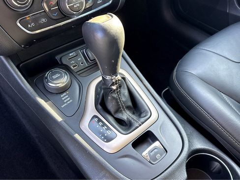 Used 2015 Jeep Cherokee Limited image 23