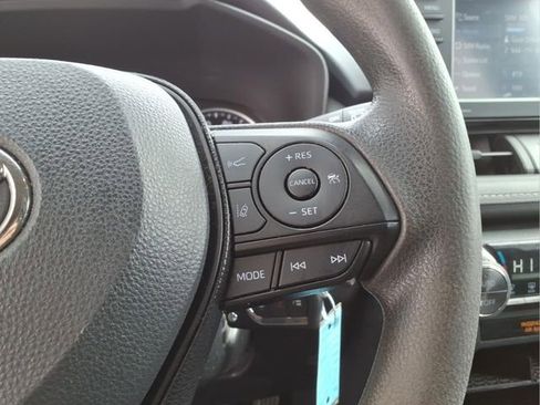 Used 2022 Toyota RAV4 LE image 17