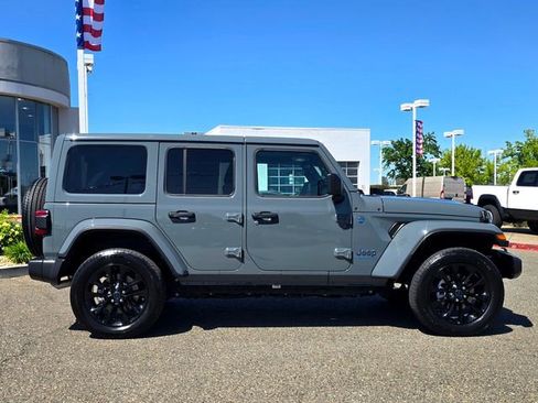 Used 2025 Jeep Wrangler Unlimited Sahara w/ Safety Group image 7