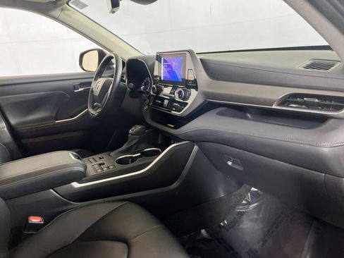Used 2023 Toyota Highlander XLE image 30