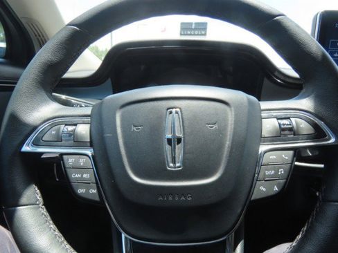 Used 2022 Lincoln Nautilus FWD w/ Premium Package image 27