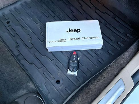 Used 2013 Jeep Grand Cherokee Overland w/ Advance Technology Group AWD/4WD image 20