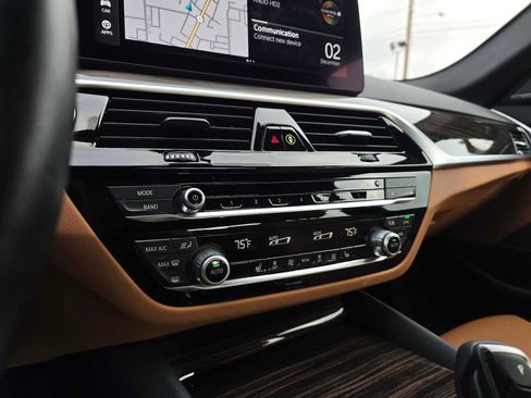 Used 2023 BMW 530e xDrive w/ Premium Package image 29