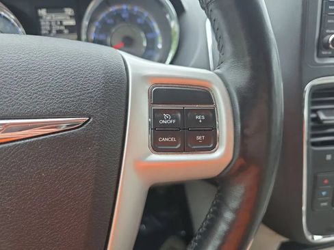 Used 2015 Chrysler Town & Country Touring w/ Driver Convenience Group FWD image 16