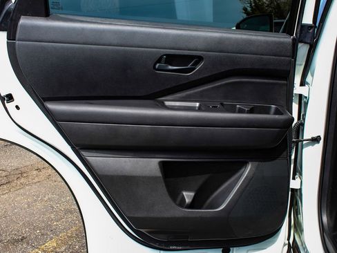 Used 2024 Nissan Pathfinder SV image 11